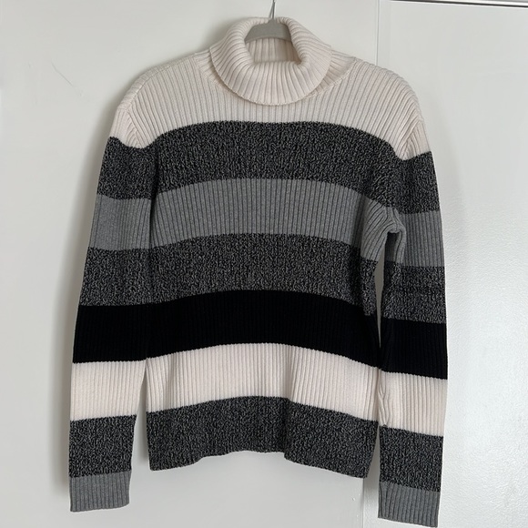 Sweaters - Picture 7 of 9